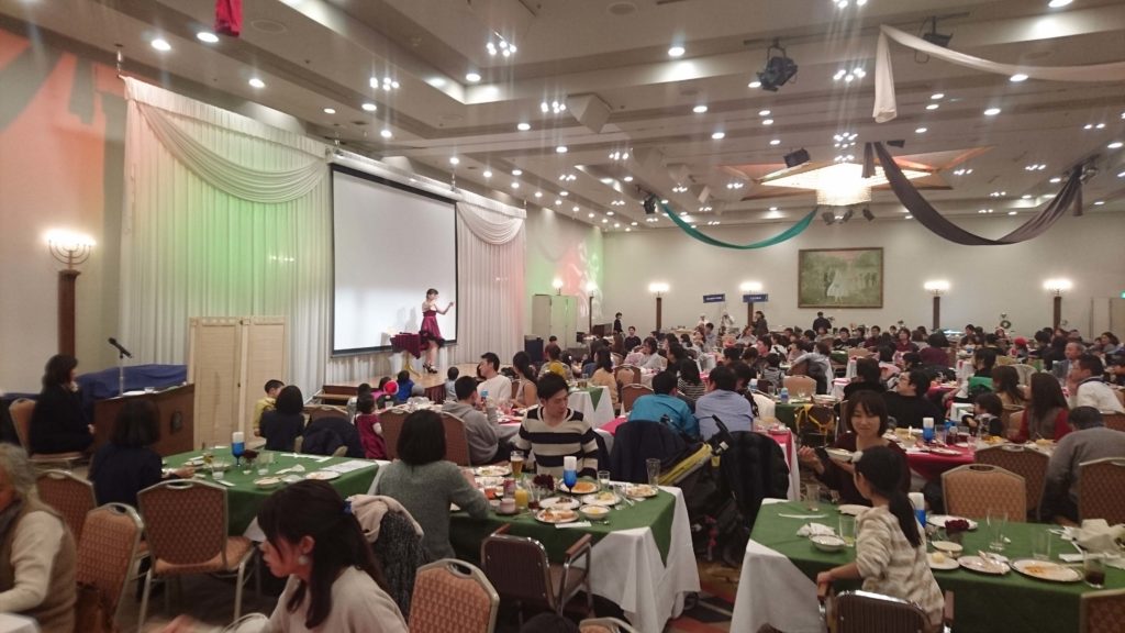 大阪府豊中市 千里阪急ホテルのクリスマスイベントで女性マジシャン妖-AYA-がステージ出演